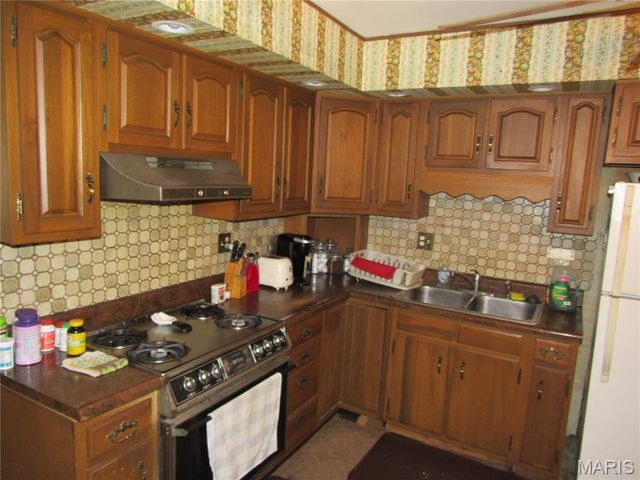1123 Saint Benedict Drive, East St Louis, IL 62206