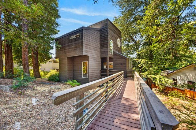 4520 S Land Park Dr, Sacramento, CA 95822