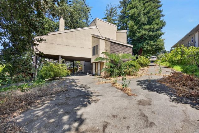 4520 S Land Park Dr, Sacramento, CA 95822
