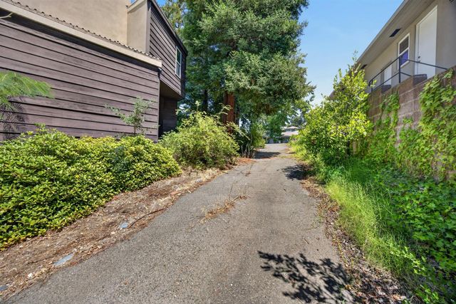 4520 S Land Park Dr, Sacramento, CA 95822