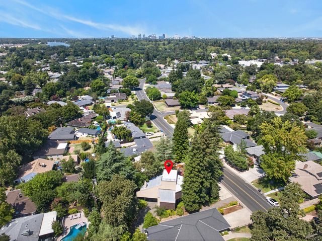 4520 S Land Park Dr, Sacramento, CA 95822