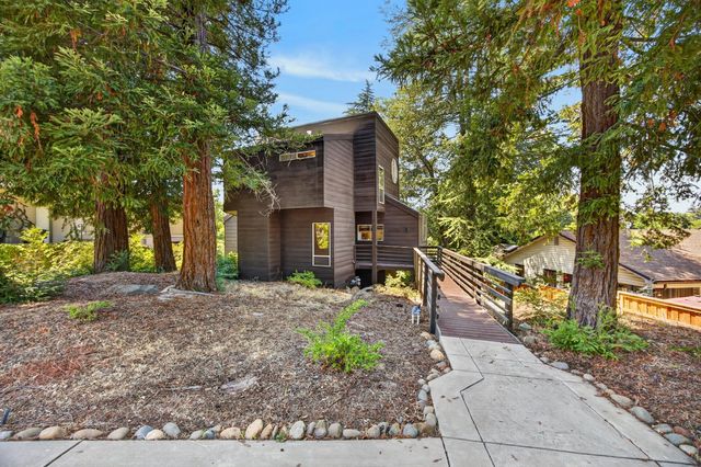 4520 S Land Park Dr, Sacramento, CA 95822