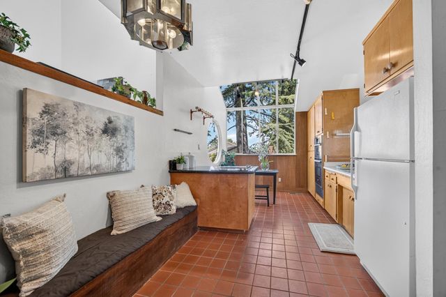 4520 S Land Park Dr, Sacramento, CA 95822