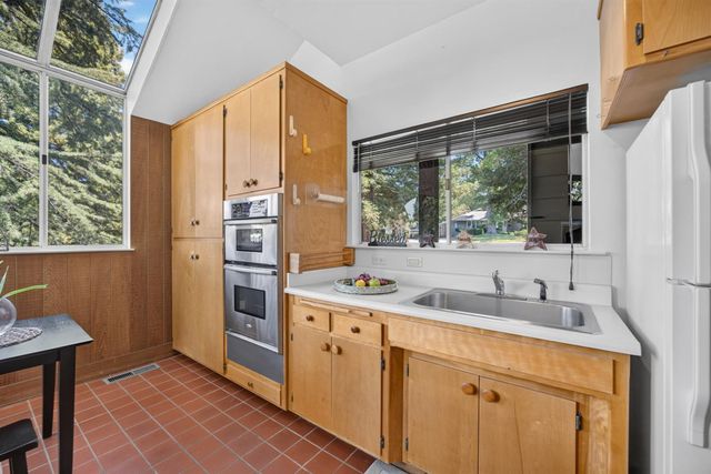 4520 S Land Park Dr, Sacramento, CA 95822
