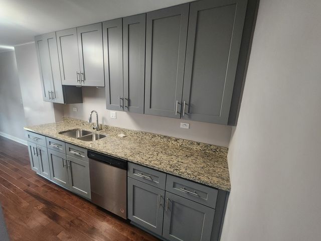 1612 N WINDSOR Drive, Arlington Heights, IL 60004