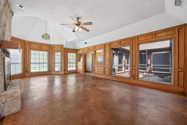 3022 Grace Lane, Highlands, TX 77562