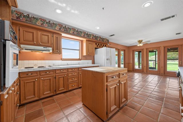 3022 Grace Lane, Highlands, TX 77562