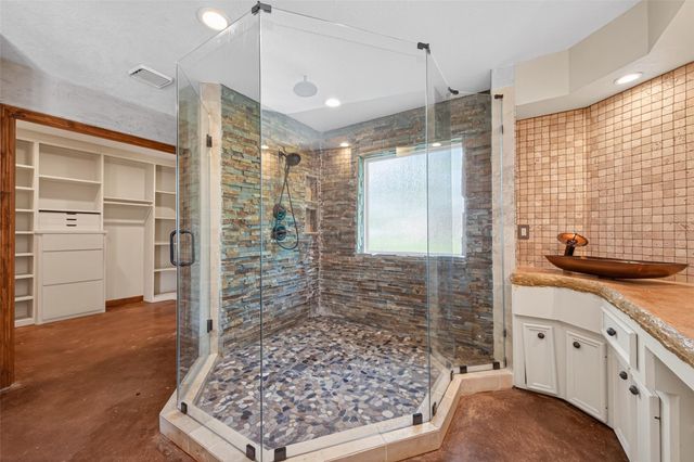 3022 Grace Lane, Highlands, TX 77562