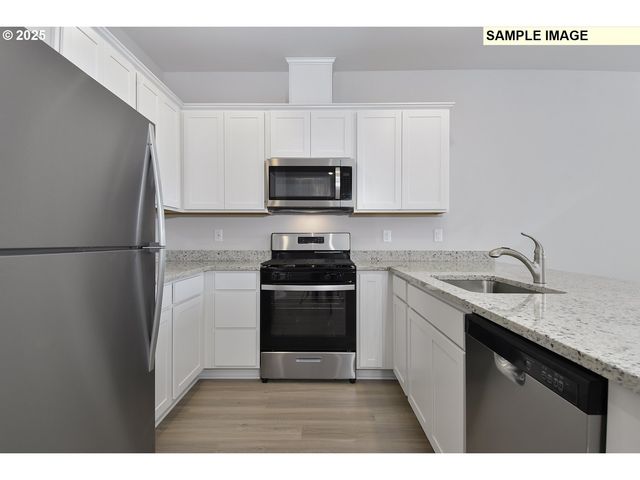 1215 PARKSIDE Ave, Woodburn, OR 97071