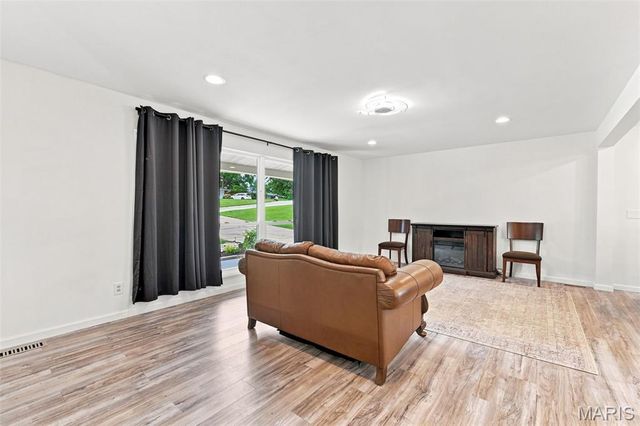 15 Harneywold Drive, St Louis, MO 63136