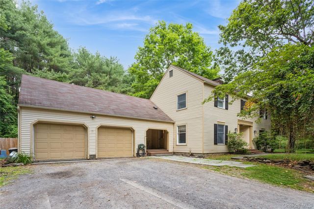 324 Garrison Woods Lane, Wallkill, NY 12589
