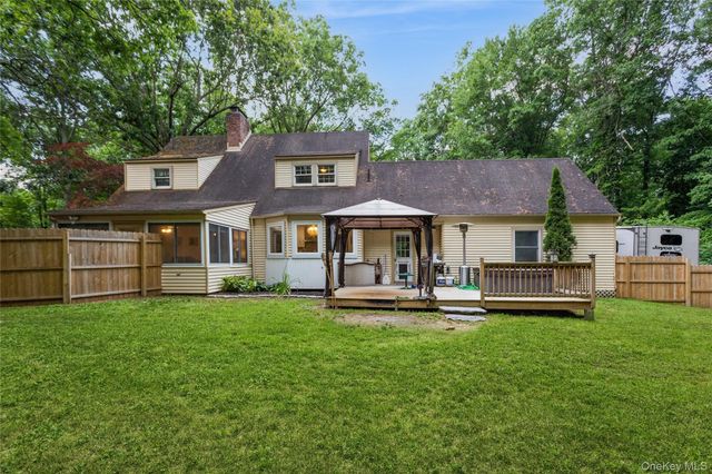 324 Garrison Woods Lane, Wallkill, NY 12589
