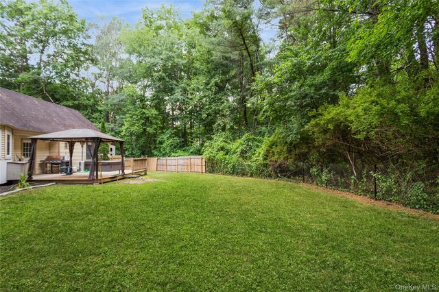 324 Garrison Woods Lane, Wallkill, NY 12589