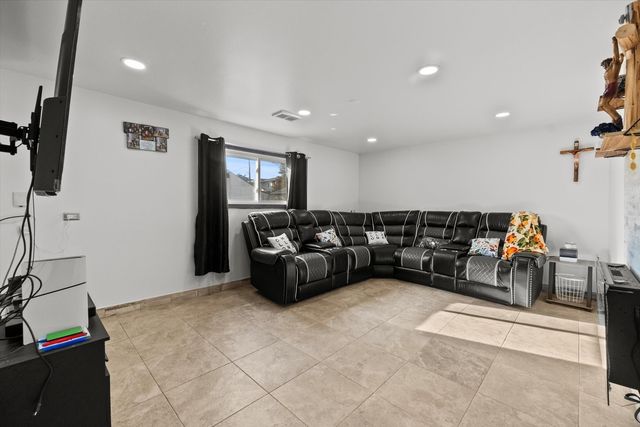 7624 Lockwood Avenue, Burbank, IL 60459