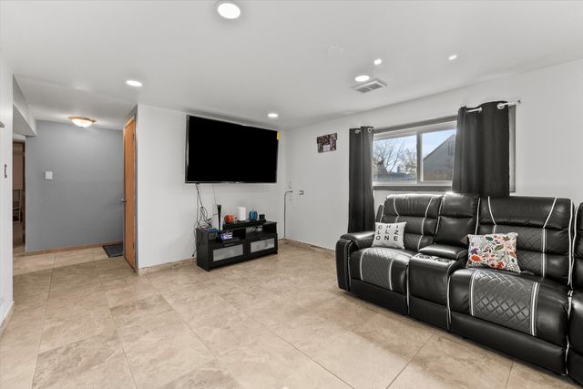 7624 Lockwood Avenue, Burbank, IL 60459