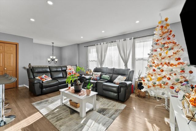 7624 Lockwood Avenue, Burbank, IL 60459