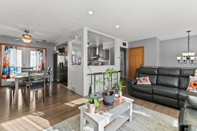 7624 Lockwood Avenue, Burbank, IL 60459