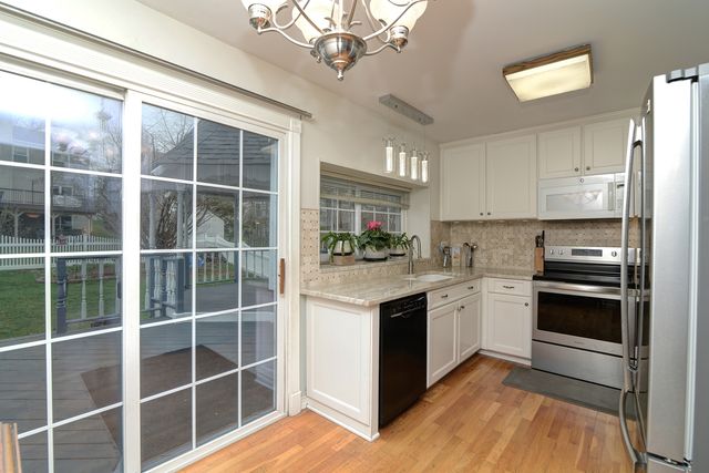 794 Burning Trail, Carol Stream, IL 60188