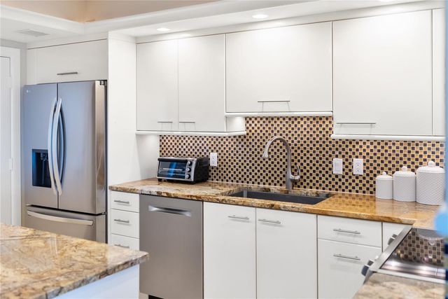 1212 BENJAMIN FRANKLIN DRIVE 206, Sarasota, FL 34236