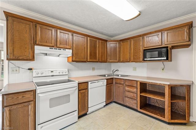 7000 Bridgewood Road, Clemmons, NC 27012