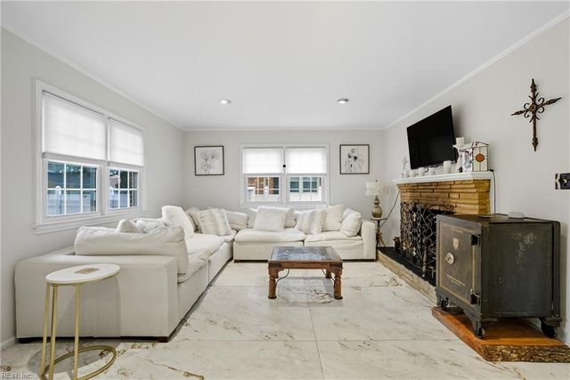 125 S Parliament DR, Virginia Beach, VA 23462