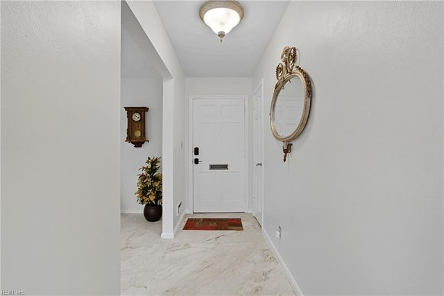 125 S Parliament DR, Virginia Beach, VA 23462