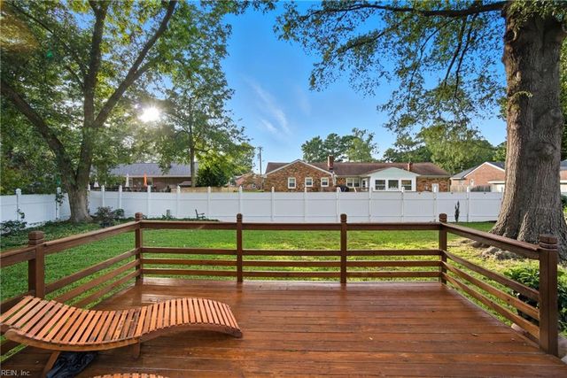 125 S Parliament DR, Virginia Beach, VA 23462