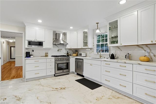 125 S Parliament DR, Virginia Beach, VA 23462