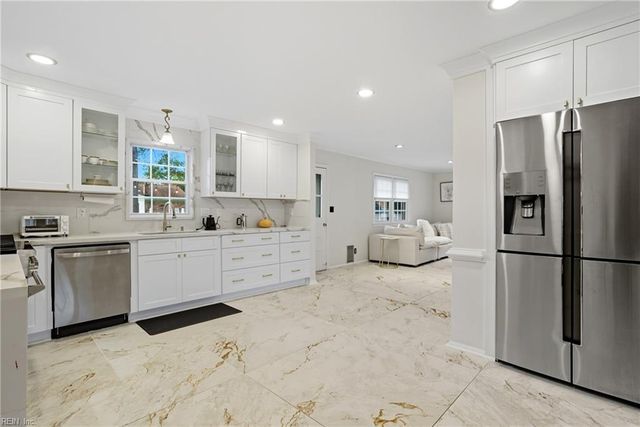 125 S Parliament DR, Virginia Beach, VA 23462