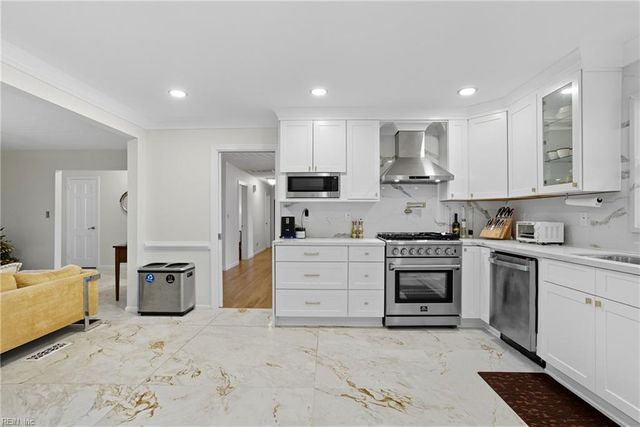 125 S Parliament DR, Virginia Beach, VA 23462