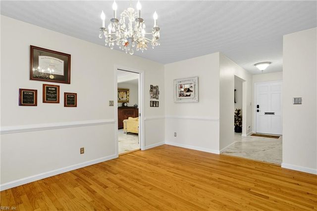 125 S Parliament DR, Virginia Beach, VA 23462