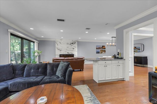62 Wimbledon Drive, Roslyn, NY 11576