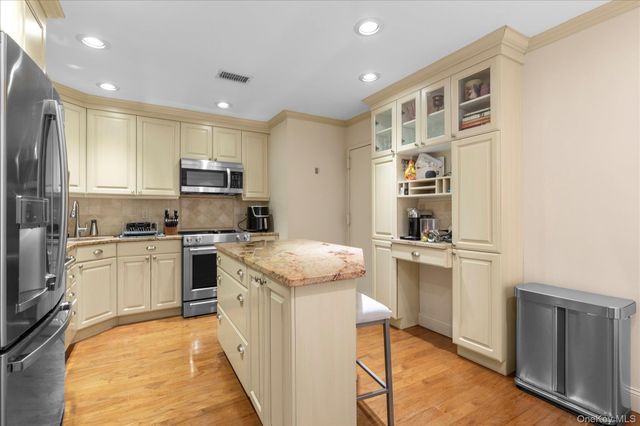 62 Wimbledon Drive, Roslyn, NY 11576