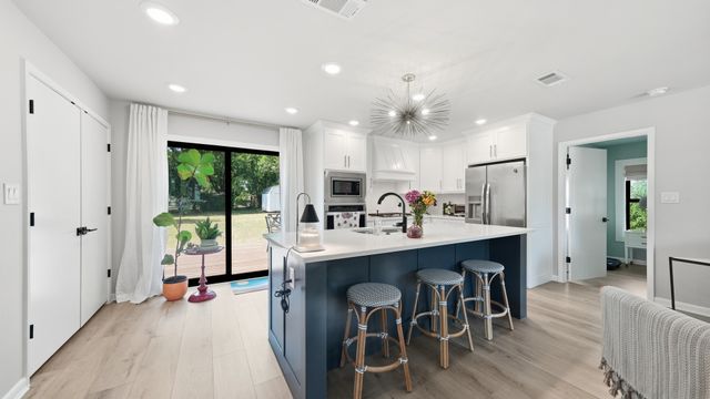 915 W Bridge Street, Granbury, TX 76048