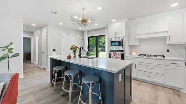 915 W Bridge Street, Granbury, TX 76048