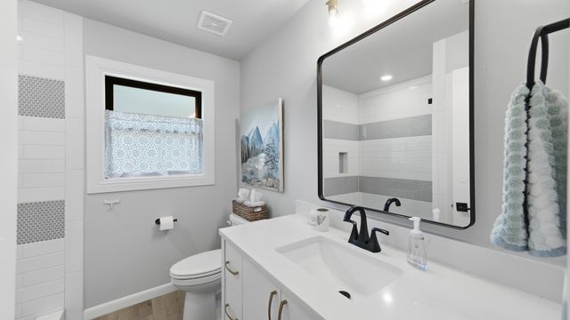 915 W Bridge Street, Granbury, TX 76048