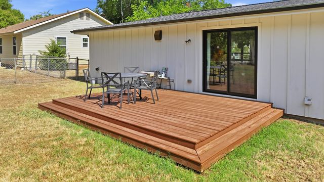 915 W Bridge Street, Granbury, TX 76048
