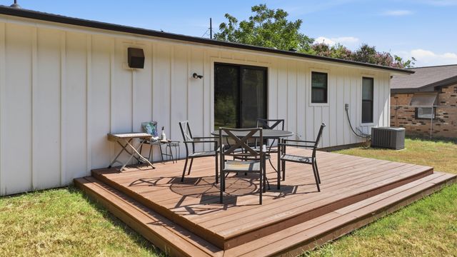 915 W Bridge Street, Granbury, TX 76048