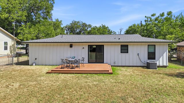 915 W Bridge Street, Granbury, TX 76048