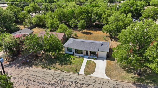 915 W Bridge Street, Granbury, TX 76048
