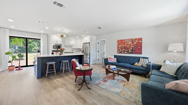 915 W Bridge Street, Granbury, TX 76048