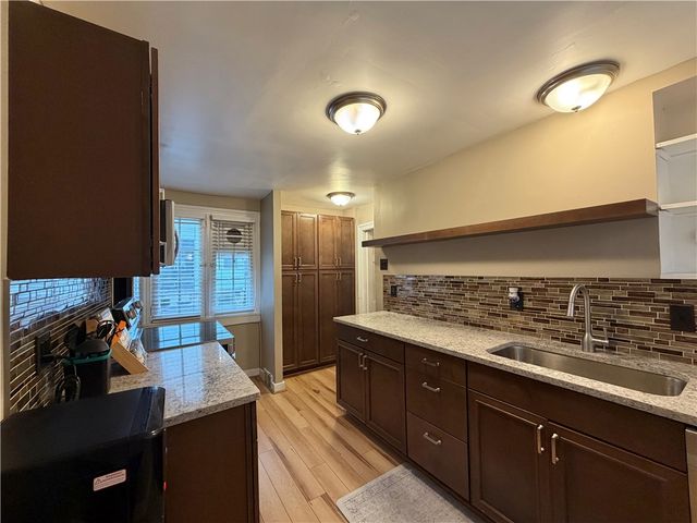 1 Schoolhouse Ln, Shadyside, PA 15232