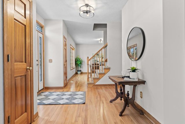 2140 Stone Creek Drive, Chanhassen, MN 55317