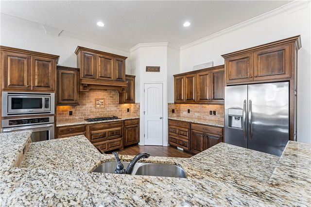 3803 NE Oakbrooke Avenue, Bentonville, AR 72712