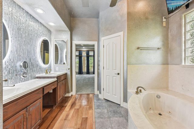 142 Llano CT, Cedar Creek, TX 78612