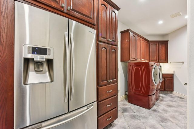 142 Llano CT, Cedar Creek, TX 78612