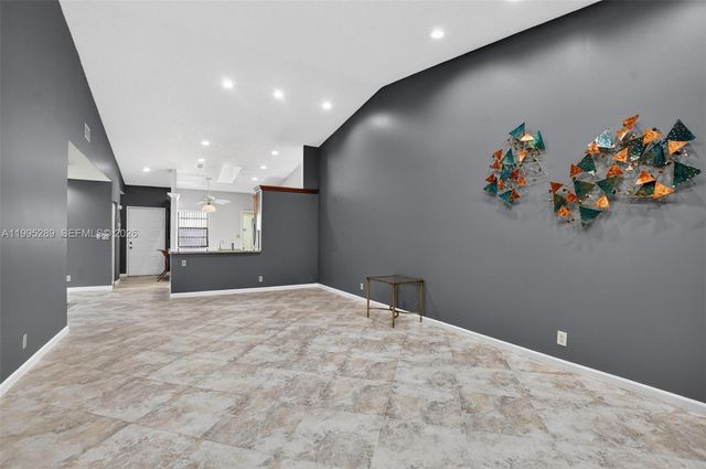 6141 SE Sunny Pointe Cir, Delray Beach, FL 33484