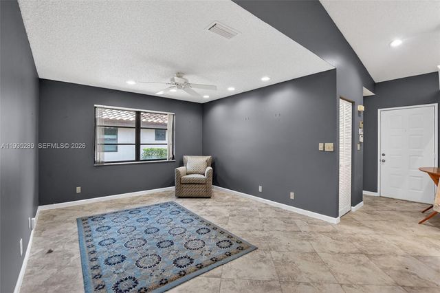 6141 SE Sunny Pointe Cir, Delray Beach, FL 33484