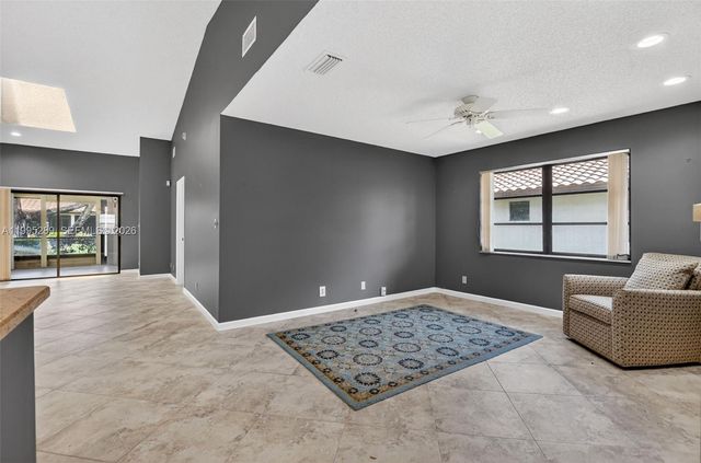 6141 SE Sunny Pointe Cir, Delray Beach, FL 33484