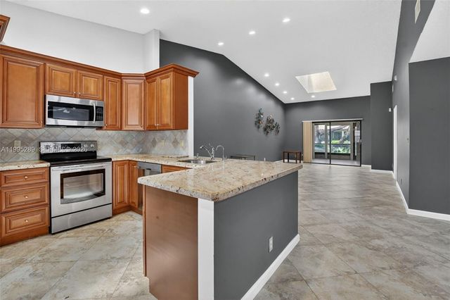 6141 SE Sunny Pointe Cir, Delray Beach, FL 33484